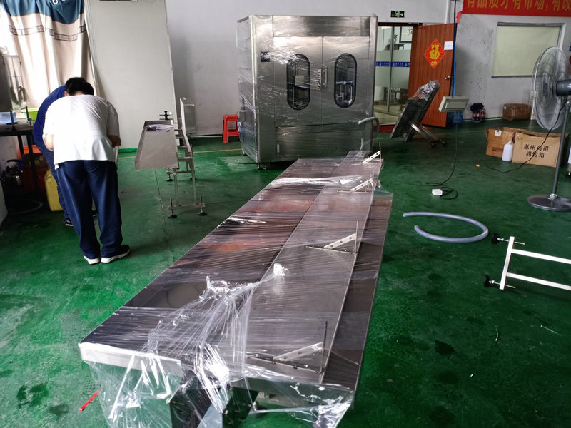 自動液體灌裝機與市場同步走，滿足快捷式出產(chǎn)